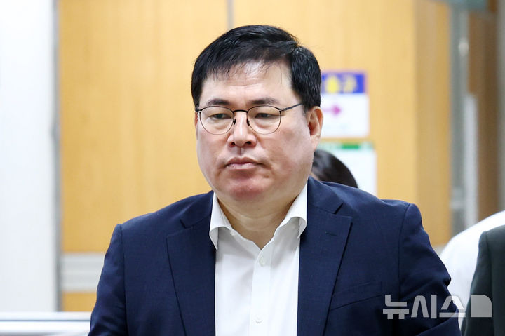 [서울=뉴시스] 전신 기자 = 대장동 개발사업 특혜 의혹 핵심 인물인 유동규 전 성남도시개발공사 기획본부장의 휴대전화를 폐기한 혐의로 재판에 넘겨진 사실혼 배우자가 항소심에서도 징역형 집행유예를 선고받았다. 사진은 유 전 본부장이 지난달 26일 서울 서초구 서울고등법원에서 열린 '민주당 불법 대선자금 수수 의혹' 관련 항소심 공판에 출석하고 있는 모습. 2024.08.26. photo1006@newsis.com