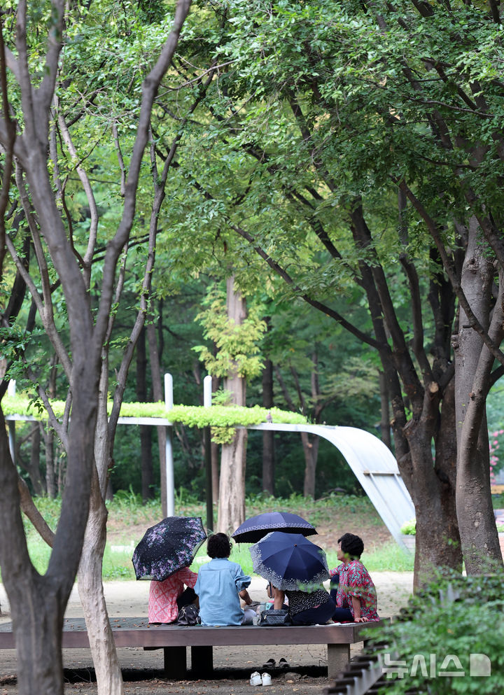 [서울=뉴시스] 이영환 기자 = 폭염이 이어지고 있는 26일 오후 서울 성동구 서울숲에서 시민들이 더위를 피하고 있다.올해 8월 전국 폭염일수가 14.3일에 달하며 2018년의 기록을 넘어섰다. 2024.08.26. 20hwan@newsis.com