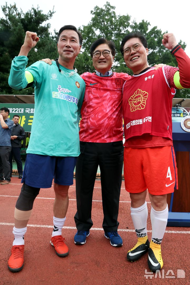 [서울=뉴시스] 조성봉 기자 = 우원식 국회의장과 여야 축구팀 주장들이 26일 오후 서울 여의도 국회 운동장에서 열린 여야 국회의원 축구대회에서 기념촬영을 하고 있다.왼쪽부터 위성곤 더불어민주당 의원, 우 국회의장, 송석준 국민의힘 의원. 2024.08.26. suncho21@newsis.com