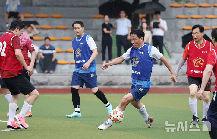 [서울=뉴시스] 고승민 기자 = 26일 서울 여의도 국회 운동장에서 열린 여야 국회의원 축구대회에서 김영진 더불어민주당 의원이 돌파를 시도하고 있다. 2024.08.26. kkssmm99@newsis.com