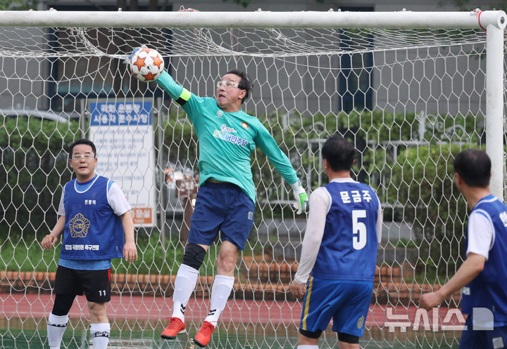 [서울=뉴시스] 고승민 기자 = 26일 서울 여의도 국회 운동장에서 열린 여야 국회의원 축구대회에서 골키퍼 위성곤 더불어민주당 의원이 슛을 막고 있다. 2024.08.26. kkssmm99@newsis.com