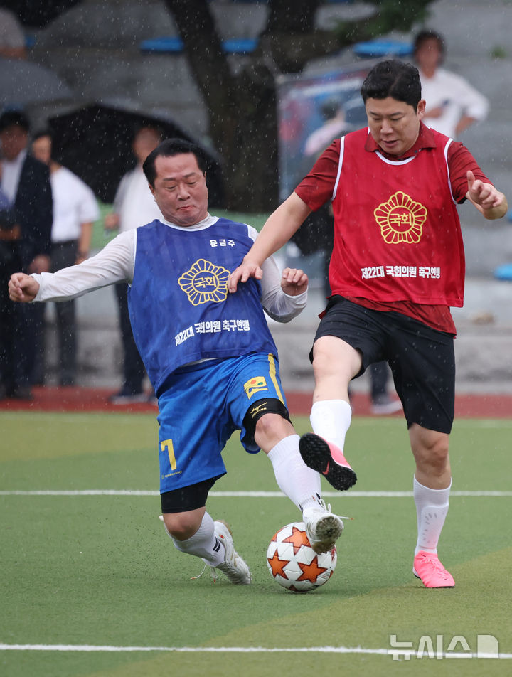 [서울=뉴시스] 고승민 기자 = 26일 서울 여의도 국회 운동장에서 열린 여야 국회의원 축구대회에서 국힘 진종오, 민주 문금주 의원이 몸싸움을 하고 있다. 2024.08.26. kkssmm99@newsis.com