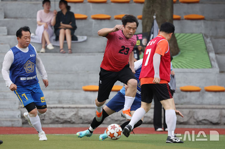 [서울=뉴시스] 고승민 기자 = 26일 서울 여의도 국회 운동장에서 열린 여야 국회의원 축구대회에서 국힘 정동만 의원이 돌파를 시도하고 있다. 2024.08.26. kkssmm99@newsis.com