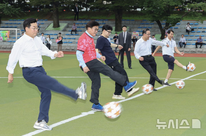 [서울=뉴시스] 고승민 기자 = 26일 서울 여의도 국회 운동장에서 열린 여야 국회의원 축구대회에서 우원식 국회 의장 등 내빈들이 시축을 하고 있다. 왼쪽부터 박찬대 더불어민주당 원내대표, 우원식 의장, 한동훈 국민의힘 대표, 주호영 국회 부의장. (공동취재) 2024.08.26. photo@newsis.com