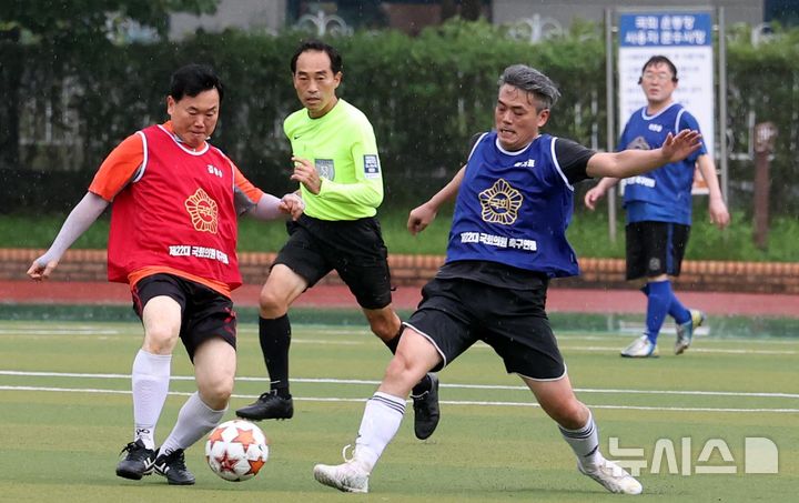 [서울=뉴시스] 조성봉 기자 = 26일 오후 서울 여의도 국회 운동장에서 열린 여야 국회의원 축구대회에서 김승수 국민의힘 의원과 김기표 더불어민주당 의원이 볼 다툼을 하고 있다. 2024.08.26. suncho21@newsis.com