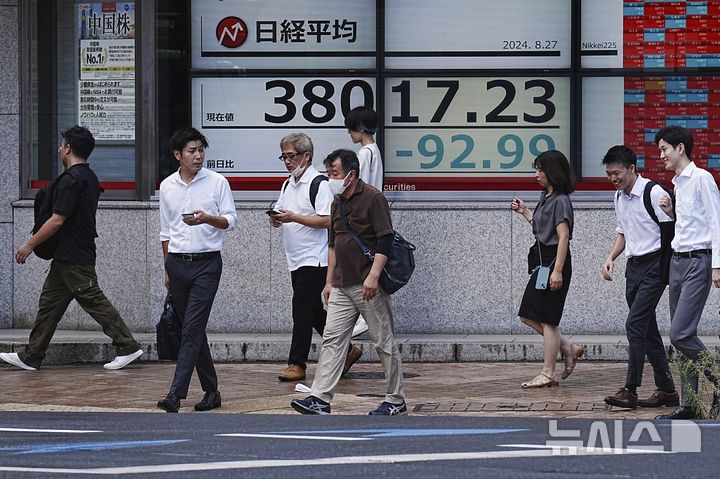 [도쿄=AP/뉴시스]일본 도쿄의 한 증권사에서 닛케이225지수를 보여주는 주식시황판 앞. 2024.09.05.