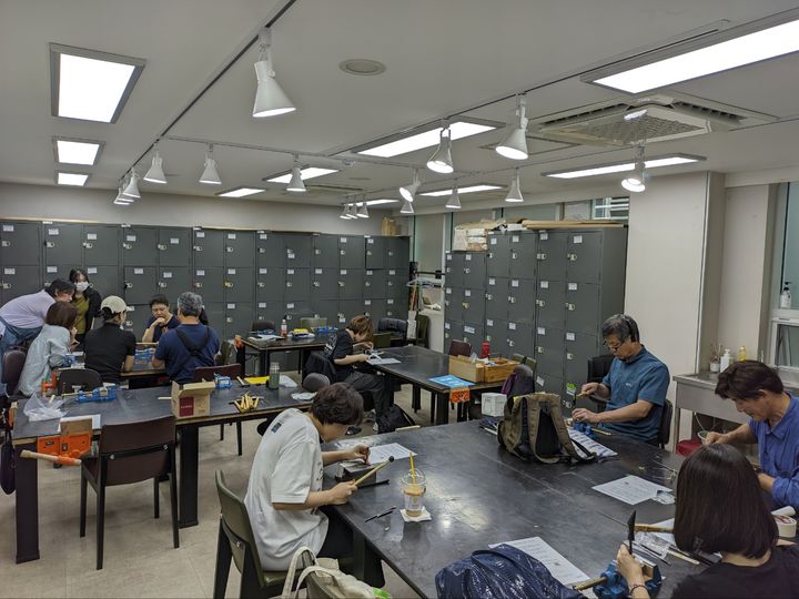 [서울=뉴시스] 국가유산진흥원 평생교육원 한국전통공예건축학교 입사반 수업 (사진=국가유산진흥원 제공) 2024.08.27, photo@newsis.com *재판매 및 DB 금지