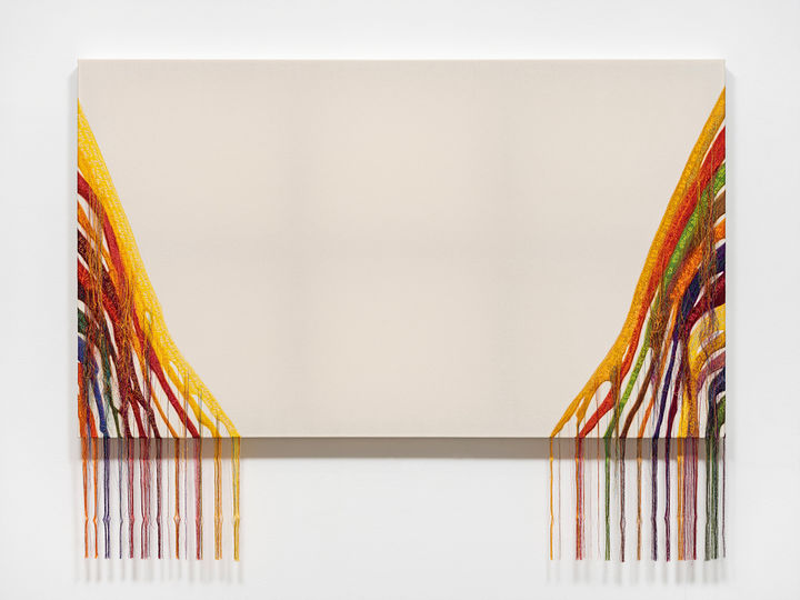 함경아 〈Abstract Weave / Morris Louis Alpha Upsilon 1960 SS03〉 2019 Machine embroidery on cotton, collected internet world news and stories, rayon and cotton threads, tassel, wooden frame 148 x 191 cm Courtesy of the artist and Kukje Gallery 사진: 전병철 이미지 제공: 국제갤러리 *재판매 및 DB 금지