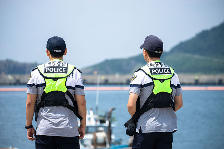 [제주=뉴시스] 제주지방해양경찰청이 27일 오후 제주시 해안가에서 10호 태풍 산산 북상에 따라 연안 해역 순찰을 하고 있다. (사진=제주해경청 제공) 2024.08.27. photo@newsis.com *재판매 및 DB 금지