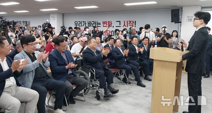 [대전=뉴시스] 조명휘 기자 = 한동훈 국민의힘 당 대표가 27일 오후 대전 동구 삼성동에 있는 대전시당 이전 개소식에 참석해 축사를 하고 있다. 2024.08.27. photo@newsis.com