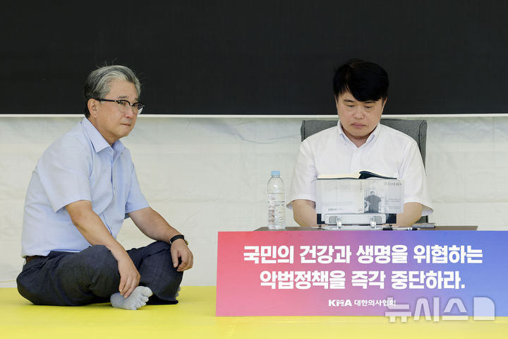 [서울=뉴시스] 최동준 기자 = 임현택 대한의사협회 회장이 27일 서울 용산구 대한의사협회 앞에서 '국민생명을 구하기 위한 대통령·국회 결단' 촉구 단식투쟁을 하고 있다. 2024.08.27. photocdj@newsis.com