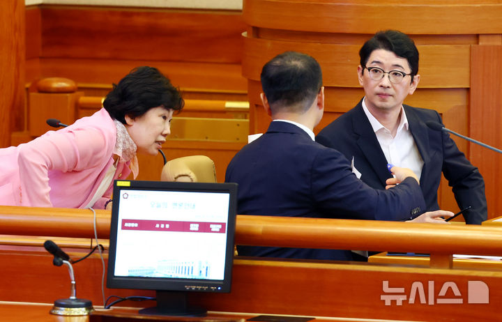 [서울=뉴시스] 전신 기자 = 주진우, 조배숙 국민의힘 의원이 지난 27일 서울 종로구 헌법재판소에서 열린 '윤석열 대통령 탄핵 요청 청원에 대한 청문회 개최' 의결 관련 국회의원과 국회 법제사법위원회 위원장 간의 권한쟁의 사건 변론에서 대화하고 있다. 2024.08.27. photo1006@newsis.com