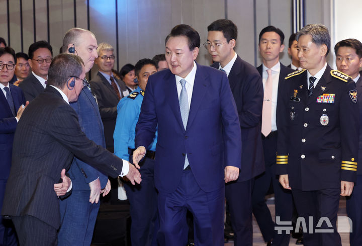 [서울=뉴시스] 조수정 기자 = 윤석열 대통령이 27일 서울 영등포구 페어몬트 앰배서더 서울에서 열린 2024 국제 사이버범죄대응 심포지엄 개회식에 입장하며 페드로 베르델로 유럽평의회 사이버범죄협약위원회 의장과 인사를 나누고 있다. 2024.08.27. chocrystal@newsis.com