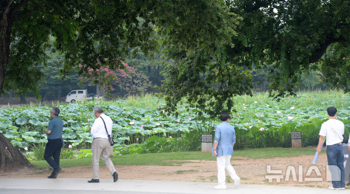 [전주=뉴시스] 김얼 기자 = 전북 전주덕진공원을 찾은 시민들이 산책을 즐기고 있다. 2024.08.27. pmkeul@newsis.com