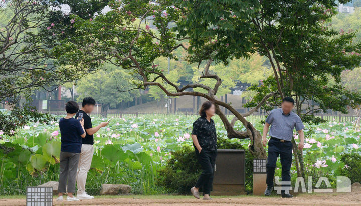 [전주=뉴시스] 김얼 기자 = 선선한 날씨가 이어진 27일 전북 전주시 전주덕진공원을 찾은 시민들이 시원한 바람을 맞으며 산책을 즐기고 있다. 2024.08.27. pmkeul@newsis.com