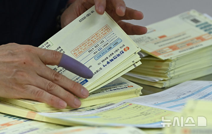 한전 협력업체 관계자가 전기요금 고지서 발송작업을 하는 모습. (뉴시스 DB) photo@newsis.com