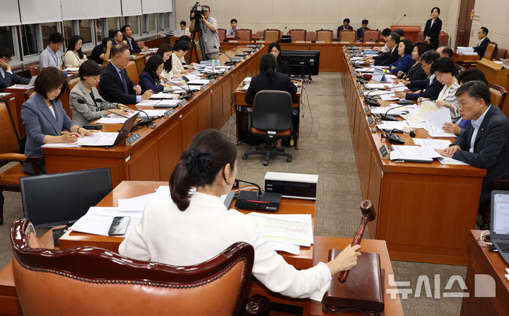 [서울=뉴시스] 조성우 기자 = 27일 오후 서울 여의도 국회에서 간호법 심사를 위해 열린 보건복지위원회 법안심사제1소위원회에서 강선우 위원장이 의사봉을 두드리고 있다. 2024.08.27. xconfind@newsis.com