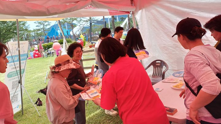 괴산보건소 2023년 괴산고추축제 건강증진홍보관 운영 모습(사진=괴산군보건소 제공) *재판매 및 DB 금지