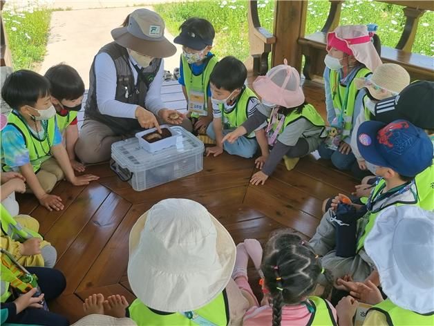 [대전=뉴시스] 국립세종수목원을 방문한 학생들이 전문 강사와 함께 '곤충 탐구생활' 교육 프로그램을 통해 곤충의 생태에 대해 알아보고 있다.(사진=한국수목원정원관리원 제공) *재판매 및 DB 금지