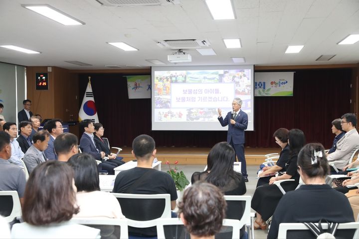 [창원=뉴시스]28일 남해교육지원청 대회의실에서 남해군청과 군의회 관계자, 관내 초·중·고등학교 교장, 학교운영위원장, 학부모 등 70여 명이 참석한 가운데 '지역 맞춤형 돌봄 모델 간담회'가 개최된 모습.2024.08.28.(사진=경남교육청 제공) photo@newsis.com *재판매 및 DB 금지