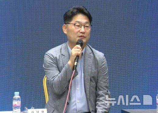 [서울=뉴시스] 김남철 과학기술정보통신부 정보통신정책총괄과장이 한국과학기술단체총연합회가 28일 오후에 연 '생성형 AI의 사회적 이슈와 대응' 포럼 토론장에서 발언하고 있다. (사진=한국과학기술단체총연합회 유튜브 캡처)