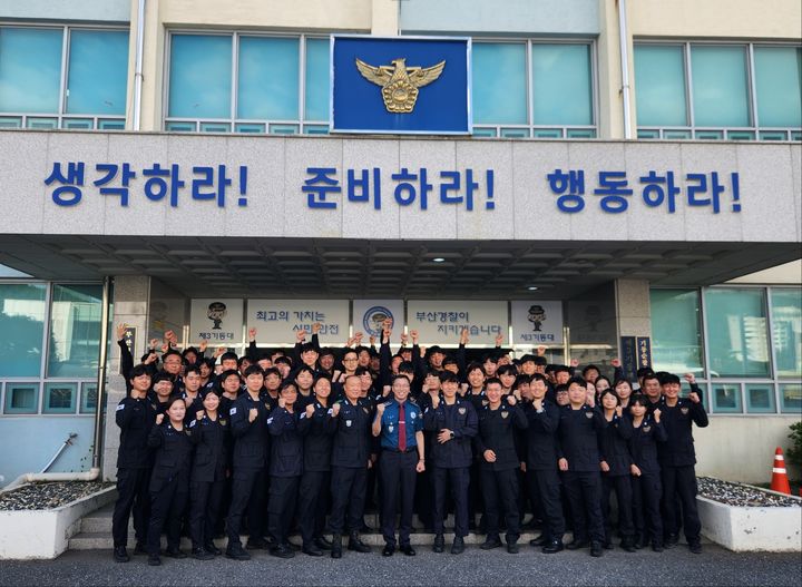 [부산=뉴시스] 28일 경찰관기동대를 방문한 김수환(가운데) 부산경찰청장이 직원들과 기념사진을 촬영하고 있다. (사진=부산경찰청 제공) 2024.08.28. photo@newsis.com *재판매 및 DB 금지