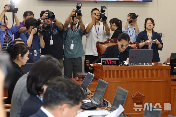 [서울=뉴시스] 고승민 기자 = 박주민 국회보건복지위원장이 28일 서울 여의도 국회에서 열린 제4차 보건복지위원회 전체회의를 주재하고 있다. 2024.08.28. kkssmm99@newsis.com