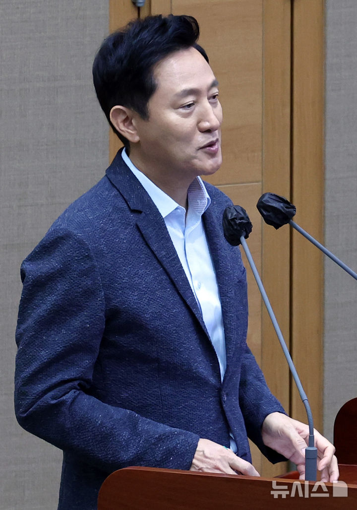 [서울=뉴시스] 이영환 기자 = 오세훈 서울시장이 지난 28일 오전 서울 중구 서울특별시의회에서 열린 제326회 임시회 제2차 본회의에서 진행된 서울시정 및 교육행정에 관한 질문에서 국민의힘 김형재 의원의 질의에 답하고 있다. 2024.08.28. 20hwan@newsis.com