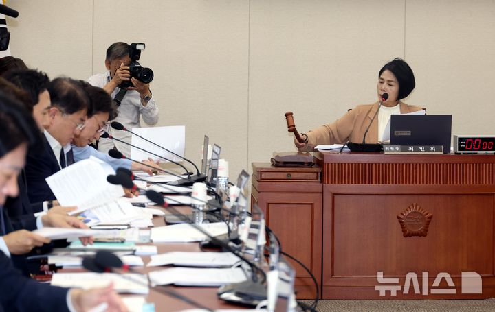 [서울=뉴시스] 조성봉 기자 = 최민희 국회 과방위원장이 28일 오전 서울 여의도 국회에서 열린 과학기술정보방송통신위원회 전체회의에서 의사봉을 두드리고 있다. 2024.08.28. suncho21@newsis.com