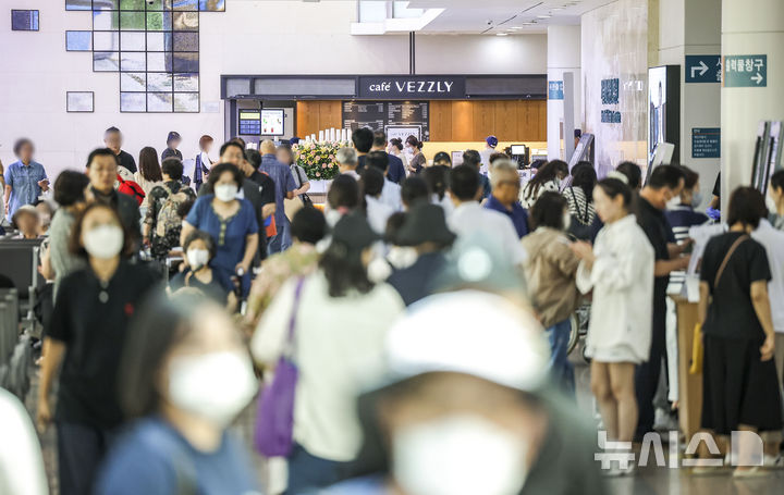 [서울=뉴시스] 정병혁 기자 = 지난달 28일 서울의 한 대학병원에서 환자와 의료진, 보호자들이 이동하고 있다. 2024.08.28. jhope@newsis.com