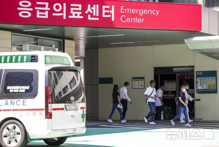 [서울=뉴시스] 정병혁 기자 = 28일 서울의 한 대학병원 응급실에 진료 안내문이 붙어 있다.의대증원 사태로 응급실이 마비 상태에 이르렀다. 의료계에 따르면 건국대 충주병원의 경우 최근 응급의학과 전문의 7명 전원이 사직서를 제출했고, 천안 순천향대병원, 천안 단국대병원, 세종 충남대병원은 진료를 제한하고 있는 상황이다. 중증 환자가 치료 받을 응급실을 찾지 못하고 병원을 전전하는 '응급실 뺑뺑이' 현상도 이어지고 있는 것으로 알려졌다.024.08.28. jhope@newsis.com