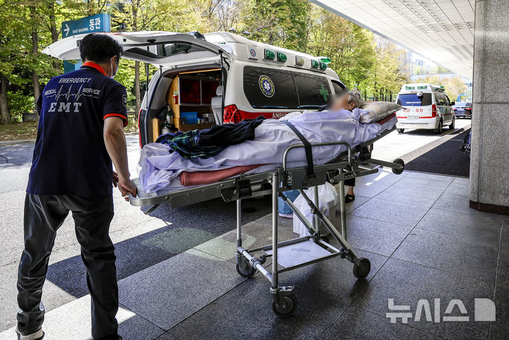 [서울=뉴시스] 정병혁 기자 = 28일 서울의 한 대학병원에서 환자가 구급차로 이동하고 있다. 2024.08.28. jhope@newsis.com