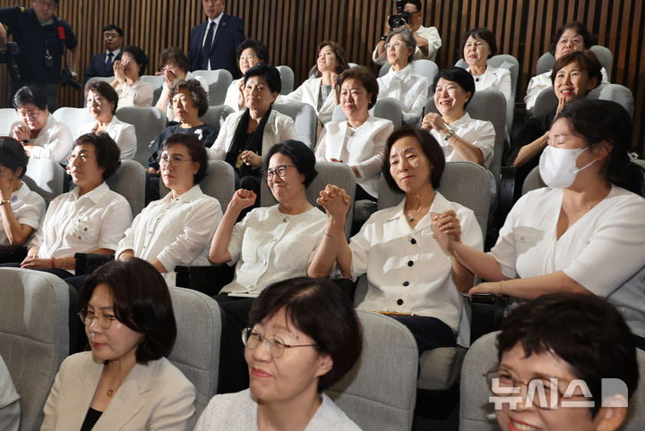 [서울=뉴시스] 고승민 기자 = 대한간호협회 회원들이 28일 서울 여의도 국회에서 열린 제417회 국회(임시회) 제2차 본회의에서 간호법안(대안)이 재석 290인, 찬성 283인, 반대 2인, 기권 5인으로 가결되자 기뻐하고 있다. 2024.08.28. kkssmm99@newsis.com