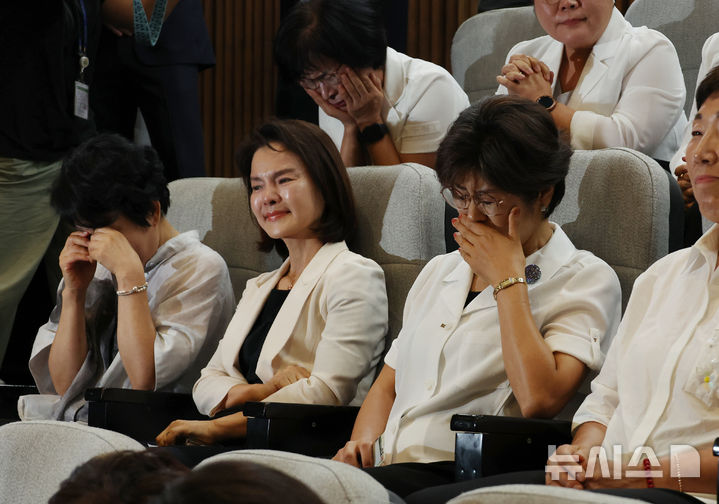 [서울=뉴시스] 고승민 기자 = 대한간호협회 회원들이 28일 서울 여의도 국회에서 열린 제417회 국회(임시회) 제2차 본회의에서 간호법안(대안)이 재석 290인, 찬성 283인, 반대 2인, 기권 5인으로 가결되자 기뻐하고 있다. 2024.08.28. kkssmm99@newsis.com