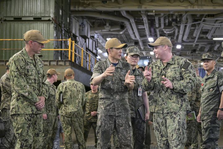 [서울=뉴시스] 28일 쌍룡훈련 현장지도차 부산작전기지 내 미 강습상륙함 복서함(USS BOXER, LHD)을 방문한 양용모 해군참모총장이 미 해군 장병과 대화를 나누고 있다. (사진=해군 제공) 2024.08.28. photo@newsis.com *재판매 및 DB 금지