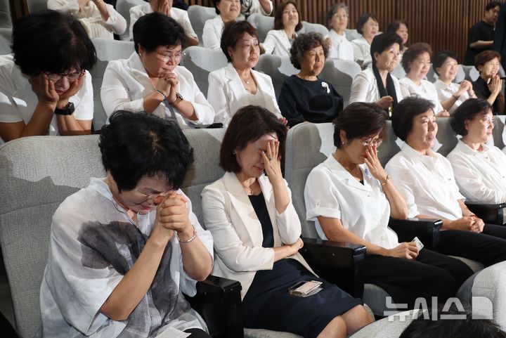 [서울=뉴시스] 조성봉 기자 = 28일 오후 서울 여의도 국회에서 열린 제417회국회(임시회) 제2차 본회의에서 간호법안(대안)이 재적300인 중 재석 290인, 찬성 283인, 반대 2인, 기권 5인으로 통과된 가운데 대한간호협회 소속 간호사들과 박주민 보건복지위원장을 비롯한 의원들이 본청 계단에서 기념촬영을 하고 있다. 2024.08.28. suncho21@newsis.com