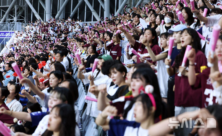 [서울=뉴시스] 전신 기자 = 연일 관중 신기록을 써내려가고 있는 프로야구가 900만 관중 달성을 앞둔 가운데 28일 서울 구로구 고척스카이돔에서 열린 2024 KBO리그 삼성 라이온즈와 키움 히어로즈 경기에서 관중들이 열띤 응원을 하고 있다. 2024.08.28. photo1006@newsis.com