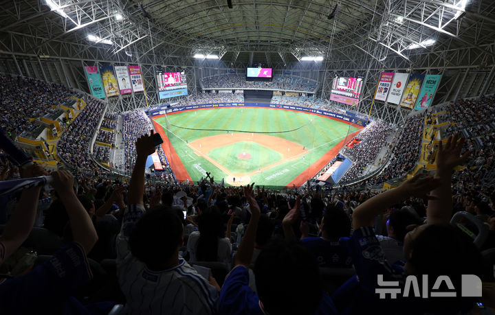 [서울=뉴시스] 전신 기자 = 2024 프로야구가 900만 관중을 돌파한 28일 서울 구로구 고척스카이돔에서 열린 2024 KBO리그 삼성 라이온즈와 키움 히어로즈 경기에서 관중들이 열띤 응원을 하고 있다. 2024.08.28. photo1006@newsis.com