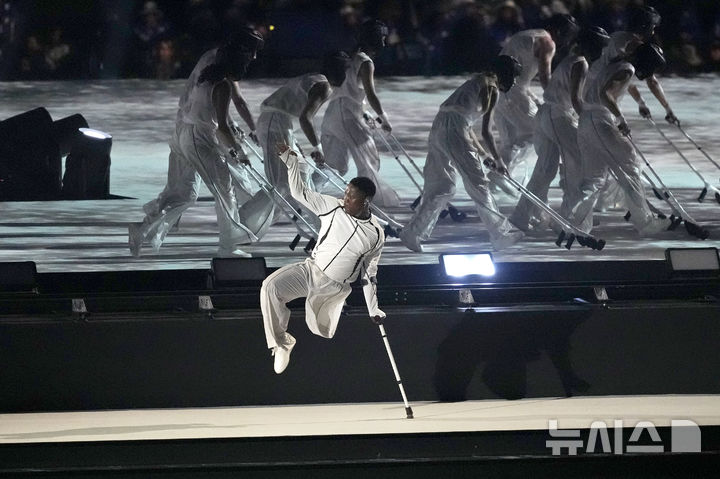 [파리=AP/뉴시스] 28일(현지시각) 프랑스 파리 콩코르드 광장에서 2024 파리 패럴림픽 개막식이 열려 남아공 댄서 무사 모타가 축하 공연을 펼치고 있다. 2024.08.29.