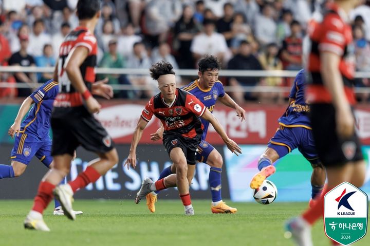 [서울=뉴시스] 프로축구 K리그1 포항 스틸러스의 홍윤상(왼쪽), 울산 HD의 김민우. (사진=한국프로축구연맹 제공) *재판매 및 DB 금지