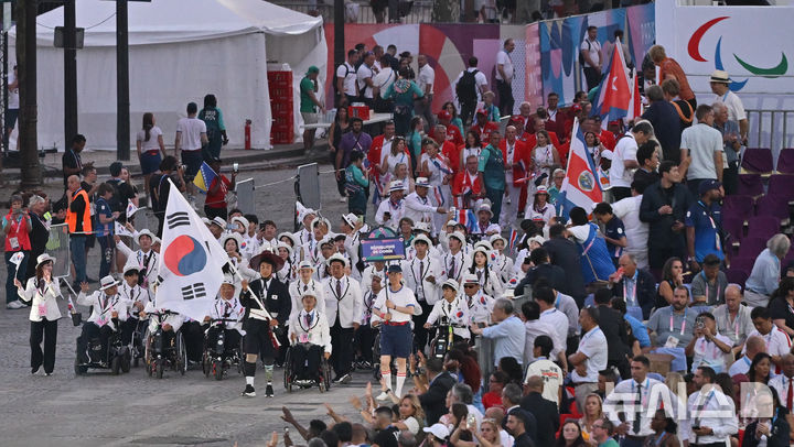 [파리=뉴시스] 사진공동취재단 = 28일(현지시각) 프랑스 파리 콩코드 광장에서 열린 2024 파리 패럴림픽 개회식에서 기수 최용범(카누)을 선두로 대한민국 선수단이 입장하고 있다. 2024.08.29.