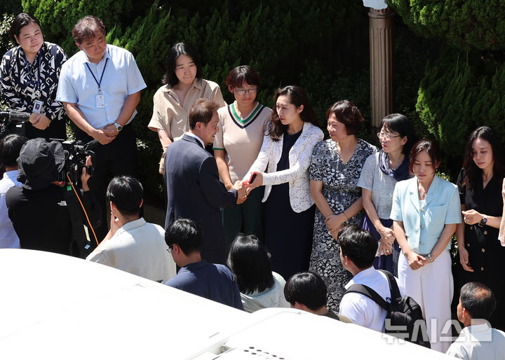 [서울=뉴시스] 이영환 기자 = 조희연 서울시교육감이 29일 오후 서울 종로구 서울시교육청에서 입장발표 기자회견을 마친 후 교육청 직원들과 인사를 나누고 있다.조 교육감은 지난 2018년 전교조 출신 해직 교사 등 5명을 부당하게 특별채용하는 과정에 관여한 혐의로 기소돼 1심에서 징역 1년6개월에 집행유예 2년을 선고 받았고 2심에서도 1심 판단이 유지됐다. 이날 오전 열린 대법원 상고심 판결에서 원심이 확정돼 교육감직을 상실했다. 교육자치법과 공직선거법에 따라 교육감이 금고 이상의 형을 선고받고 형이 확정되면 당연퇴직 대상이다. 2024.08.29. 20hwan@newsis.com