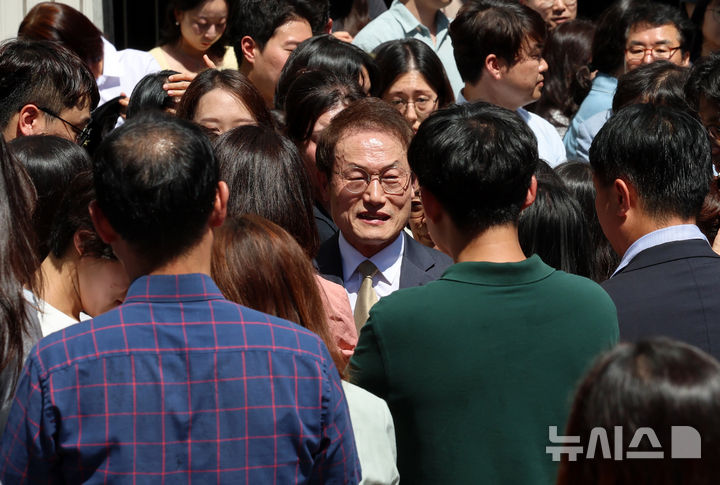 [서울=뉴시스] 이영환 기자 = 조희연 서울시교육감이 29일 오후 서울 종로구 서울시교육청에서 입장발표 기자회견을 마친 후 교육청 직원들과 인사를 나누고 있다.조 교육감은 지난 2018년 전교조 출신 해직 교사 등 5명을 부당하게 특별채용하는 과정에 관여한 혐의로 기소돼 1심에서 징역 1년6개월에 집행유예 2년을 선고 받았고 2심에서도 1심 판단이 유지됐다. 이날 오전 열린 대법원 상고심 판결에서 원심이 확정돼 교육감직을 상실했다. 교육자치법과 공직선거법에 따라 교육감이 금고 이상의 형을 선고받고 형이 확정되면 당연퇴직 대상이다. 2024.08.29. 20hwan@newsis.com