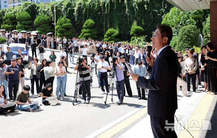 [서울=뉴시스] 이영환 기자 = 조희연 서울시교육감이 29일 오후 서울 종로구 서울시교육청에서 입장발표 기자회견을 하고 있다.조 교육감은 지난 2018년 전교조 출신 해직 교사 등 5명을 부당하게 특별채용하는 과정에 관여한 혐의로 기소돼 1심에서 징역 1년6개월에 집행유예 2년을 선고 받았고 2심에서도 1심 판단이 유지됐다. 이날 오전 열린 대법원 상고심 판결에서 원심이 확정돼 교육감직을 상실했다. 교육자치법과 공직선거법에 따라 교육감이 금고 이상의 형을 선고받고 형이 확정되면 당연퇴직 대상이다. 2024.08.29. 20hwan@newsis.com