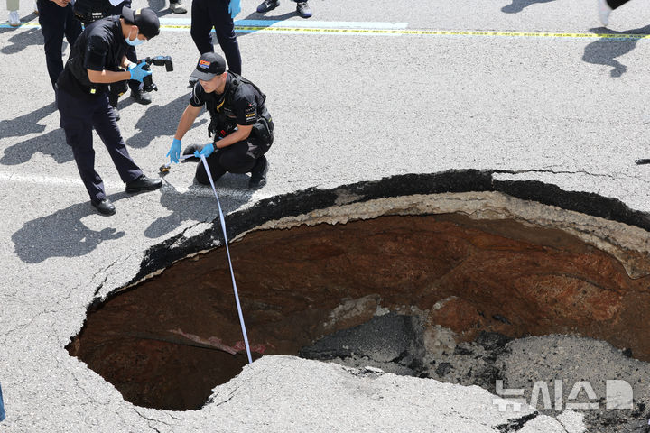 [서울=뉴시스] 황준선 기자 = 지난달 29일 서울 서대문구 성산로에 땅꺼짐 사고가 발생해 과학수사대원들이 사고 현장을 조사하고 있다. 2024.09.13 hwang@newsis.com