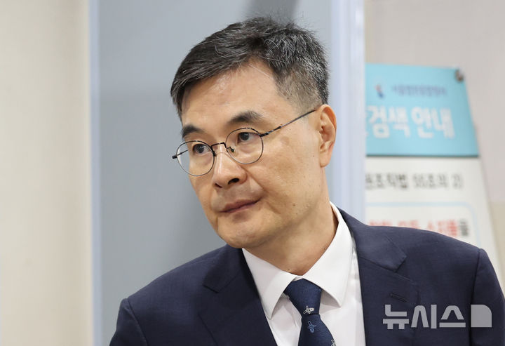 [서울=뉴시스] 김진아 기자 = 고(故) 이예람 중사 사망 사건 수사에 불법 개입한 혐의로 기소된 전익수 전 공군본부 법무실장이 29일 서울 서초구 서울고등법원에서 열린 항소심 선고기일에서 무죄를 선고받은 후 법정을 나서고 있다. 2024.08.29. bluesoda@newsis.com