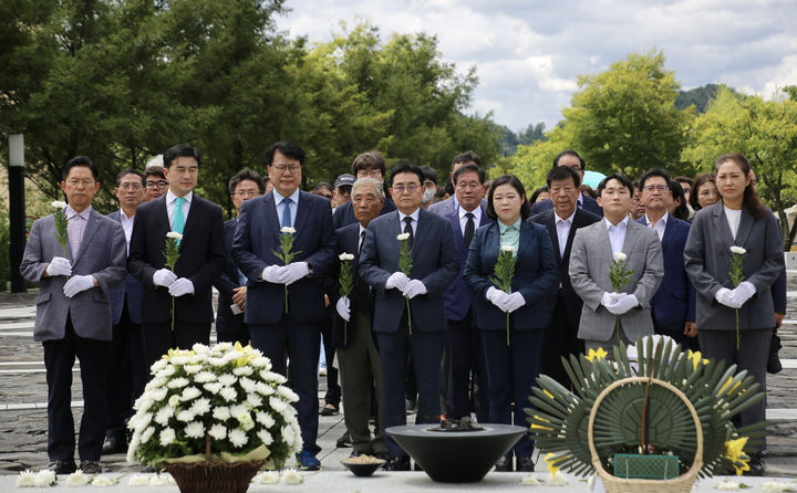 [서울=뉴시스] 조성우 기자 = 전병헌(앞줄 가운데) 새로운미래 대표를 비롯한 지도부와 당원들이 29일 경남 김해시 봉하마을 고 노무현 전 대통령 묘역을 찾아 참배하고 있다. (사진=새로운미래 제공) 2024.08.29. photo@newsis.com *재판매 및 DB 금지