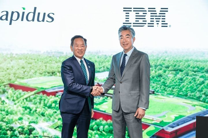 [서울=뉴시스]고이케 아츠요시 라피더스 사장과 노리시게 모리모토 일본 IBM 부사장이 악수를 하고 있다. (사진=라피더스 뉴스룸 제공) 2024.06.12. photo@newsis.com *재판매 및 DB 금지