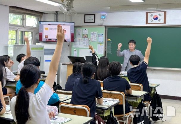 [성남=뉴시스] 성남시 청소년을 대상으로 디지털 법률 교육을 진행하고 있다.(사진=성남시청소년재단 제공)