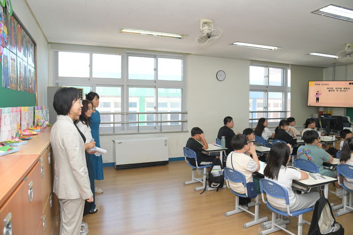 [서울=뉴시스] 식약처 오유경 처장이 청소년 대상 마약류 예방교육 효과성 제고 방안을 모색하기 위해 충북 청주시 소재의 내수초등학교를 방문했다. (사진=식약처 제공) 2024.08.30. photo@newsis.com *재판매 및 DB 금지